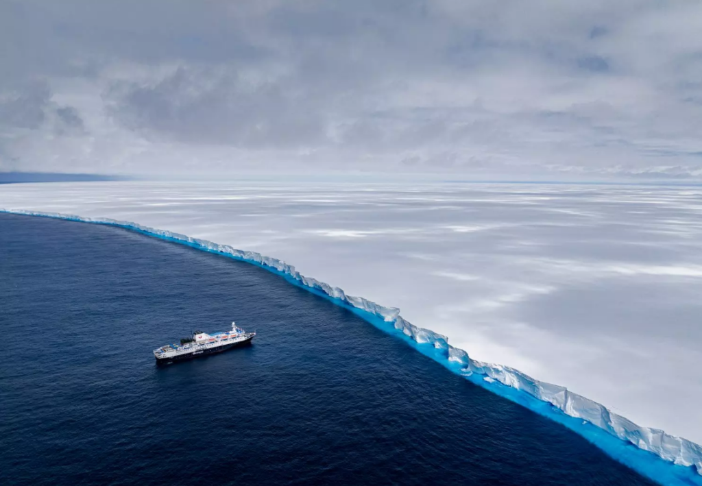 O iceberg A23a, o maior do mundo, está em movimento após décadas parado. Ele segue para o norte, onde enfrentará águas mais quentes, podendo se fragmentar e derreter. Entenda sua trajetória e os possíveis impactos ambientais.