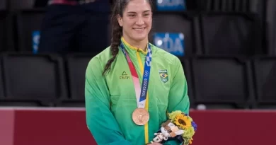 Mayra Aguiar anuncia sua aposentadoria do judô, deixando um legado de conquistas, incluindo três medalhas olímpicas e títulos mundiais.