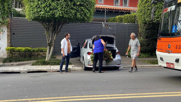 Na tarde de quarta-feira, 18 de dezembro, uma mulher foi detida pela Polícia Federal em frente à casa do presidente Lula, após insultar um agente. Ela carregava uma coroa de flores e dirigia um carro com imagens ofensivas do ministro Alexandre de Moraes. A Polícia Federal seguiu os protocolos de segurança e garantiu a proteção do local.