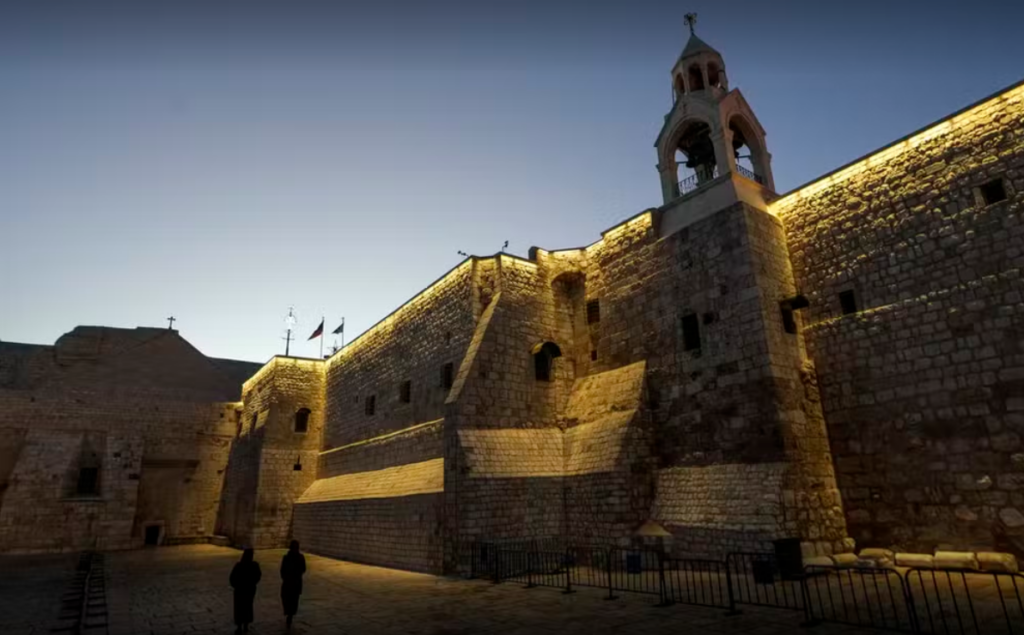 Belém celebra um Natal sem decoração tradicional e com a ausência de turistas devido ao impacto da guerra em Gaza. A cidade enfrenta um ano atípico, com uma queda no turismo e uma economia em declínio, agravada pelos efeitos do conflito entre Israel e Hamas. 