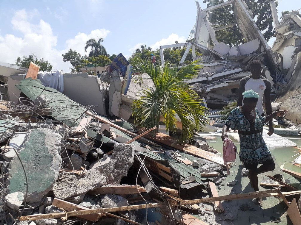 Vanuatu enfrenta dois fortes terremotos em menos de 24 horas, com mortes e danos significativos. Equipes de resgate trabalham para localizar sobreviventes sob os escombros.