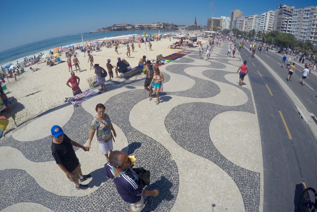 Nesta quinta-feira (19), agentes do programa Rio em Ordem desativaram três câmeras clandestinas na Praia de Copacabana, que estavam monitorando a faixa de areia e o espelho d’água sem autorização. 